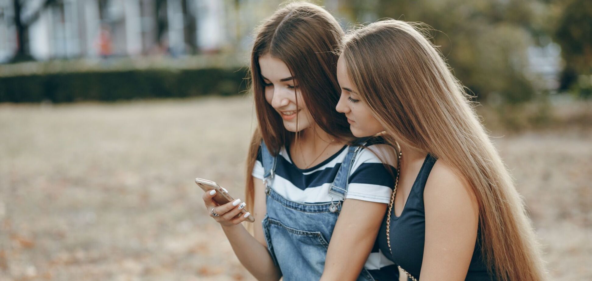Ілюстрація - підлітки дивляться у смартфон