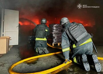 Росіяни двічі атакували Дніпро: пожежа на складах