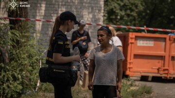 Рятувальники ДСНС на місці ракетного удару в Дарницькому районі Києва