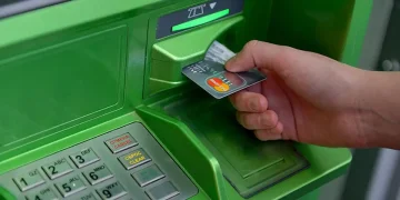 Банкомат видає готівку: ліміти на зняття
