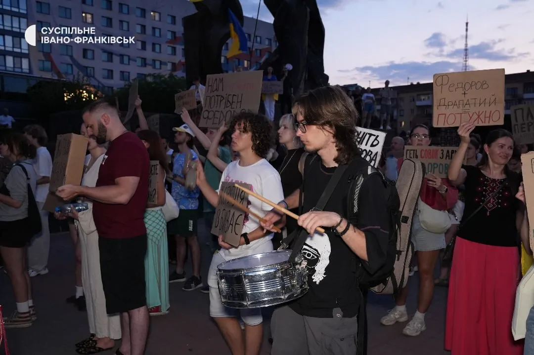 Люди протестують в Івано-Франківську.