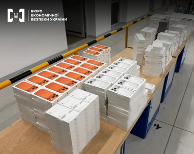 Митники виявили в мікроавтобусі продукції Apple на суму понад 35 мільйонів гривень.