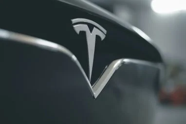 Tesla може відкликати 1,2 мільйона автівок через 150 претензій.