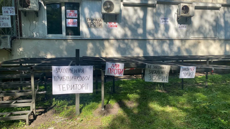 Власник квартири у багатоквартирному будинку має право захищати прибудинкову територію, навіть якщо право на землю офіційно не зареєстроване за ним чи іншими співвласниками.