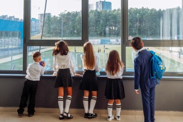Початкова школа, учні в класі