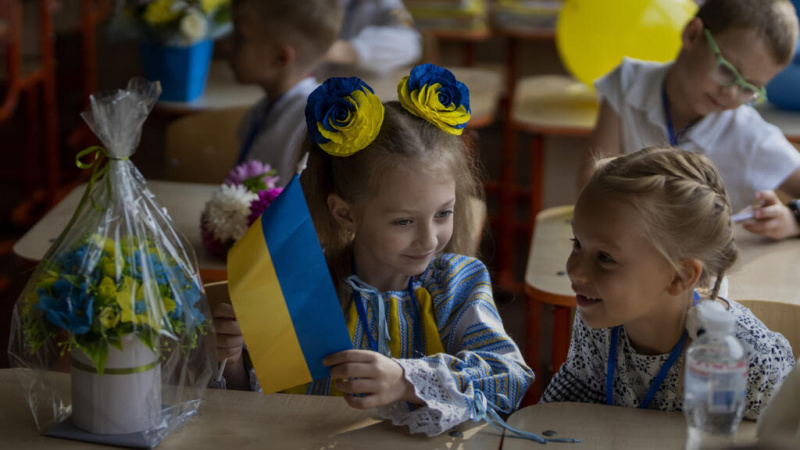 За інформацією Кабінету Міністрів України, батьки дітей, які у 2026−2027 навчальному році йдуть до першого класу, вже можуть подати заяву на отримання одноразової допомоги за програмою «Пакунок школяра».
