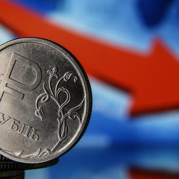 Російська Федерація навмисно знижує вартість рубля для збільшення доходів бюджету, повідомляє Міністерство фінансів.