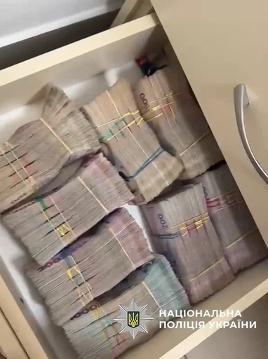 Поліція викрила організатора криптошахрайської мережі Money 24/7