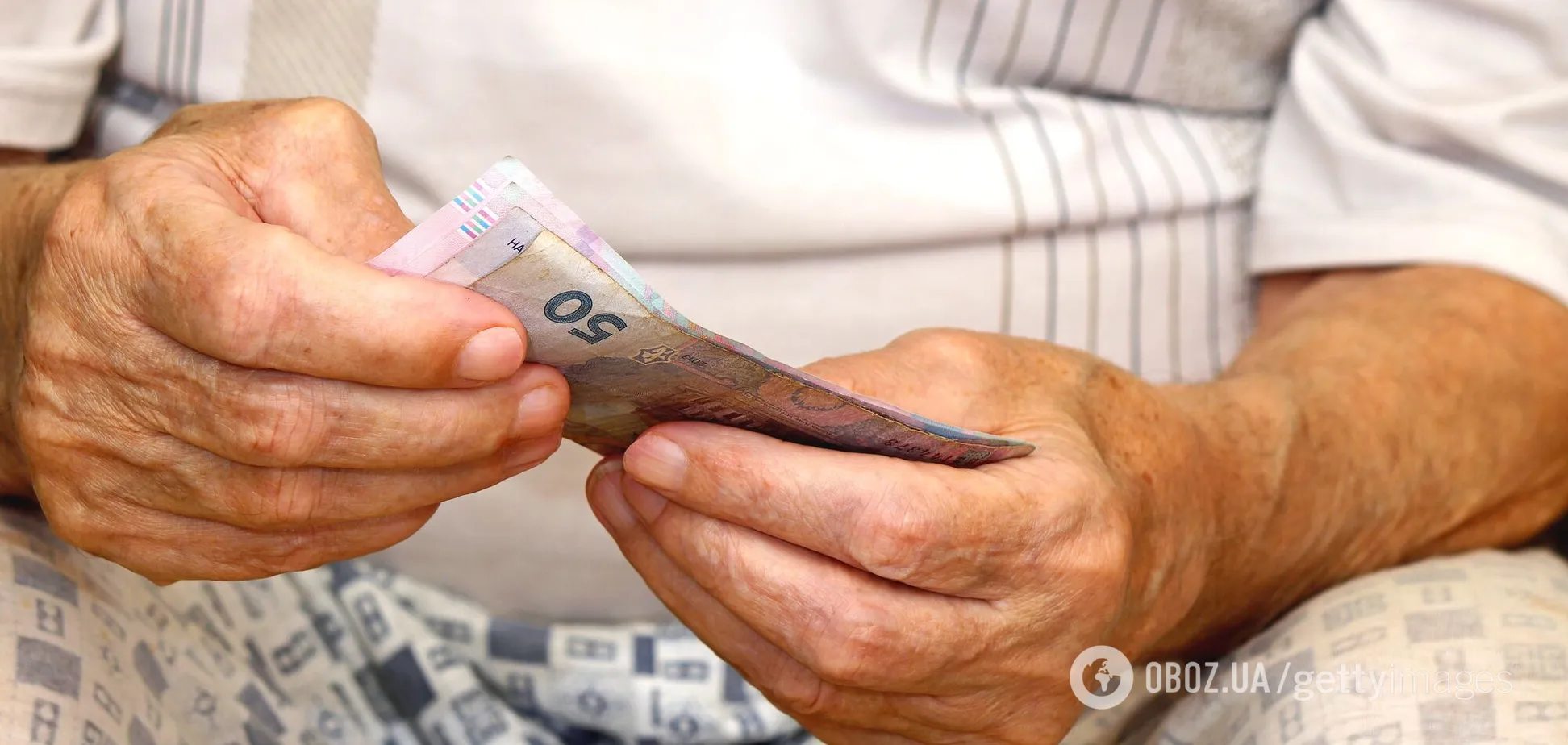 Ілюстрація: пенсіонер з грошима в руках
