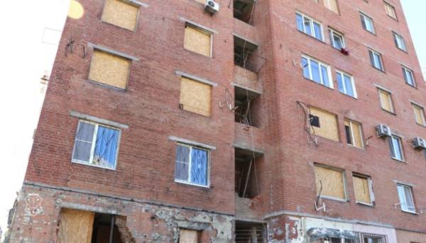 У Полтаві розпочато ремонт багатоповерхового будинку, який постраждав від обстрілу російськими військами у березні.