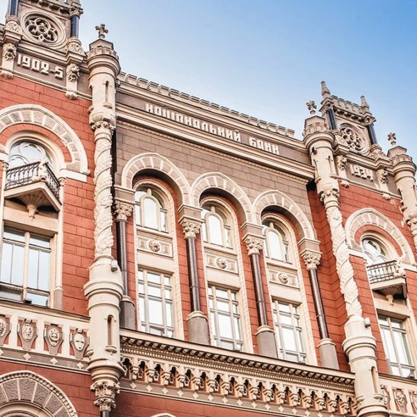 Національний банк України встановив правила: старі долари повинні приймати скрізь, навіть якщо вони пошкоджені.