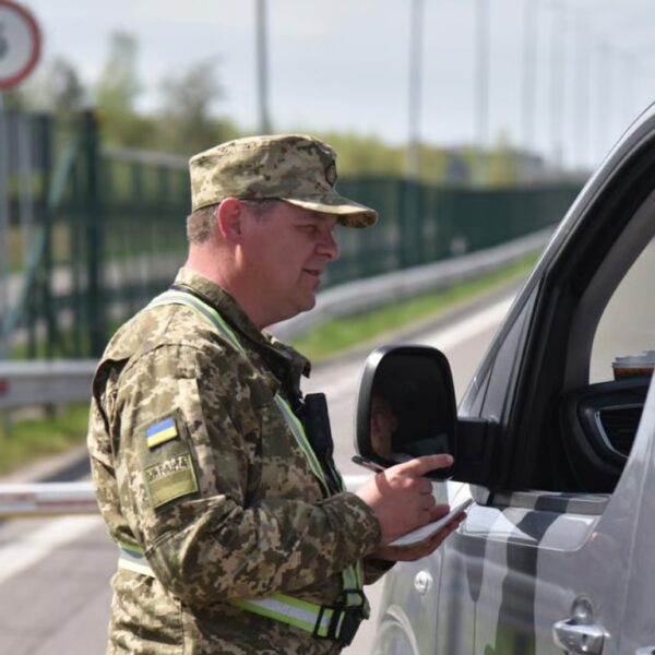 Через брата, який ухиляється від мобілізації, українця не випускають за межі країни.