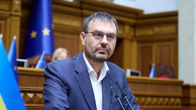 Голова Податкового Комітету ВР Данило Гетманцев під час свого виступу у Верховній Раді звернувся до депутатів з вимогою звільнити Голову НБУ Андрія Пишного після того, як 19 серпня були опубликовані відеоматеріали щодо операції «Форест Гамп».► Читайте сторінку «Мінфіна» у фейсбуці: головні фінансові новиниВиступ Пишного в Раді20 серпня голова Нацбанку Андрій Пишний виступив з доповідлю щодо ситуації довкола державного Сенс Банку.