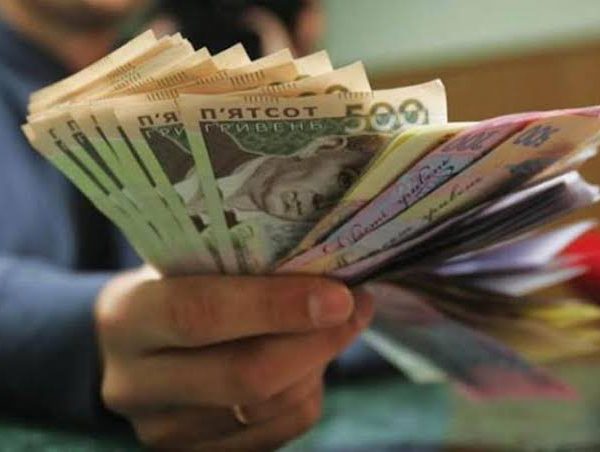 Міністерство фінансів: Українці задекларували 323,9 мільярда гривень доходів за попередній рік, скільки податків буде сплачено.