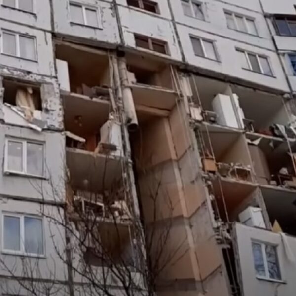 Російські війська завдали удару по Харкову, застосувавши касетні ракети “Торнадо”, внаслідок чого загинув працівник місцевого підприємства.