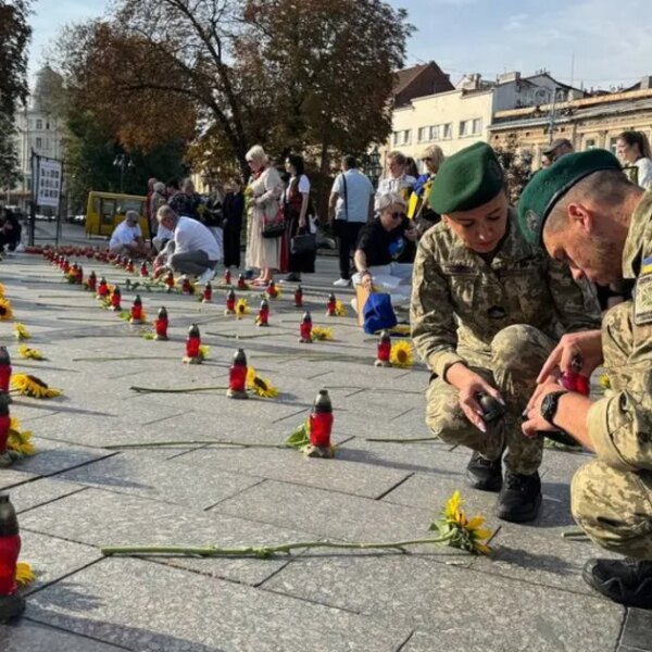 Ми захоплюємося нашими воїнами”: як в Україні відзначають пам’ять полеглих оборонців і оборонниць. Фото заходів з різних регіонів