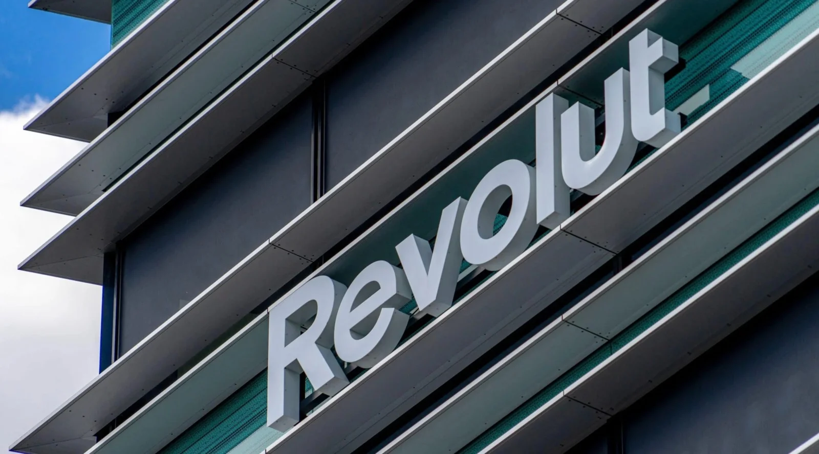 Британський фінтех-стартап Revolut запустив у обіг прив’язаний до євро стейблкоїн EURR, пише Bloomberg з посиланням на заяву компанії.