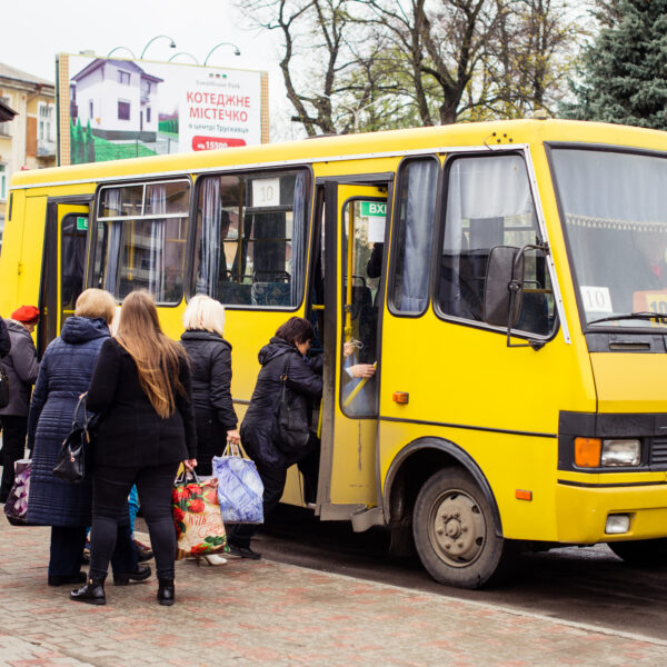 Вартість проїзду в громадському транспорті не зросте з вересня: 23 гривні за безготівковий розрахунок, тоді як оплата готівкою становитиме 30 гривень.