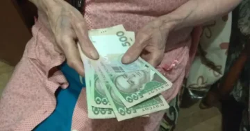 Скасування доплати до пенсії: гроші в руках пенсіонера