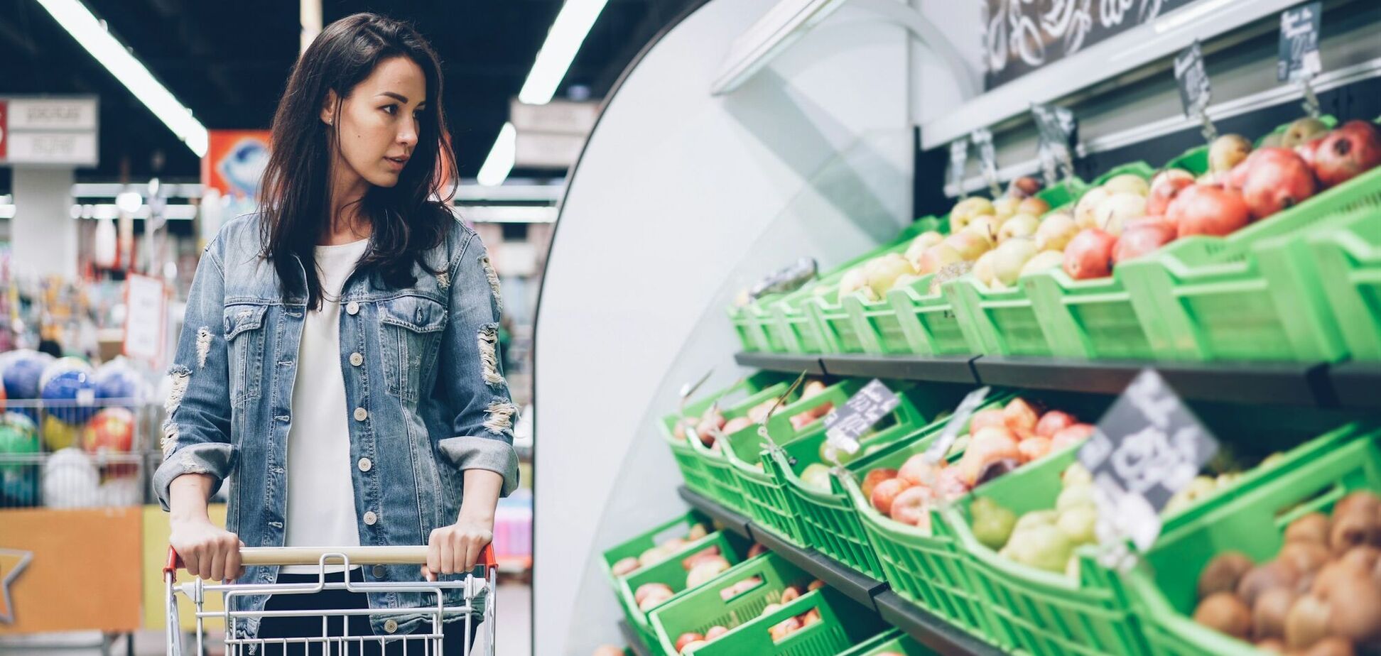 Ілюстрація - жінка купує продукти в супермаркеті