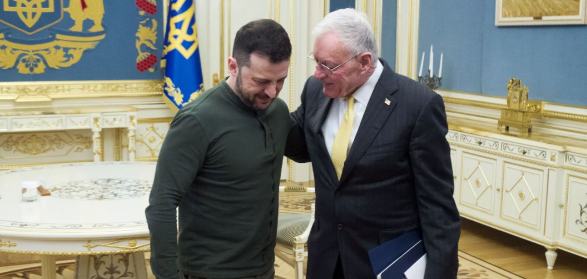 Президент Володимир Зеленський розмовляє зі Спеціальним посланником США з питань України Кітом Келлогом