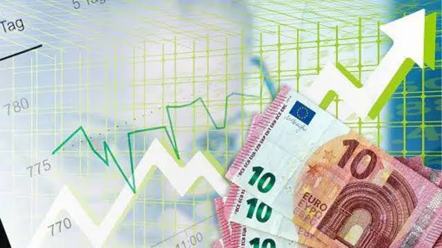 На тлі закриття міжбанківських операцій у четвер, 20 серпня, вартість долара знизилася на 5 копійок при купівлі та на 4 копійки при продажу. Водночас євро відзначилося зростанням на 7 копійок у купівлі та на 8 копійок у продажу.► Читайте сторінку «Мінфіну» у фейсбуці: головні фінансові новиниВалютний ринок Валюта Відкриття 20 серпня Закриття 20 серпня Зміни долар 44,68/44,71 44,63/44,67 5/4 євро 52,09/52,11 52,16/52,19 7/8 На готівковому ринку показники гривні щодо долара коливаються в межах 44,45−44,93 грн.