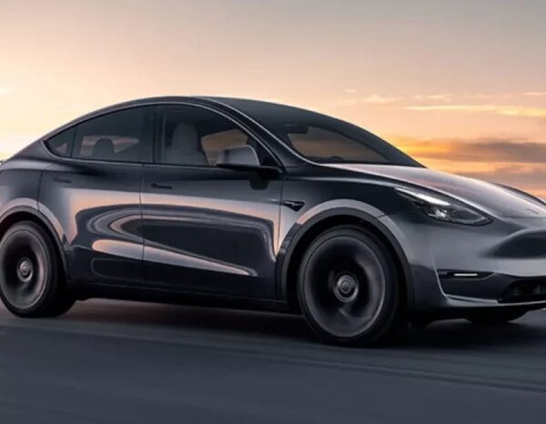 Tesla знову на чолі: які б/в автомобілі зі США придбали українці в липні — Мінфін