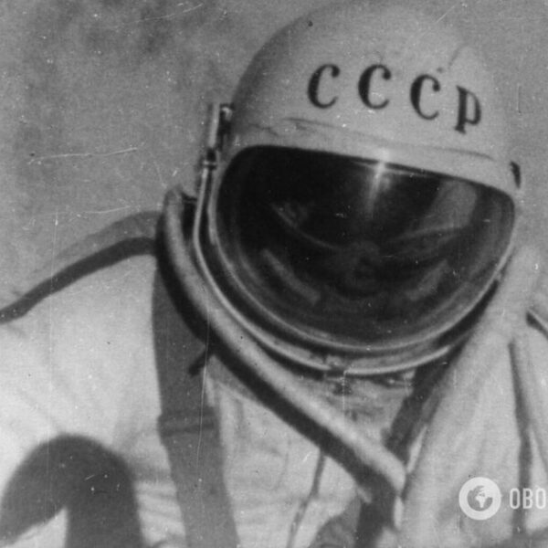 У 1965 році Олексій Леонов здійснив перший вихід у відкритий космос, проте зіткнувся з труднощами повернення через скафандр. Ось як вдалося подолати цю надзвичайну ситуацію.