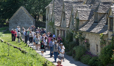 One of England’s most picturesque villages restricts new businesses – discover the reasons why (photos)