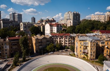Які райони Києва продемонстрували найбільшу кількість придбаних квартир за останній рік, і за якою середньою вартістю?
