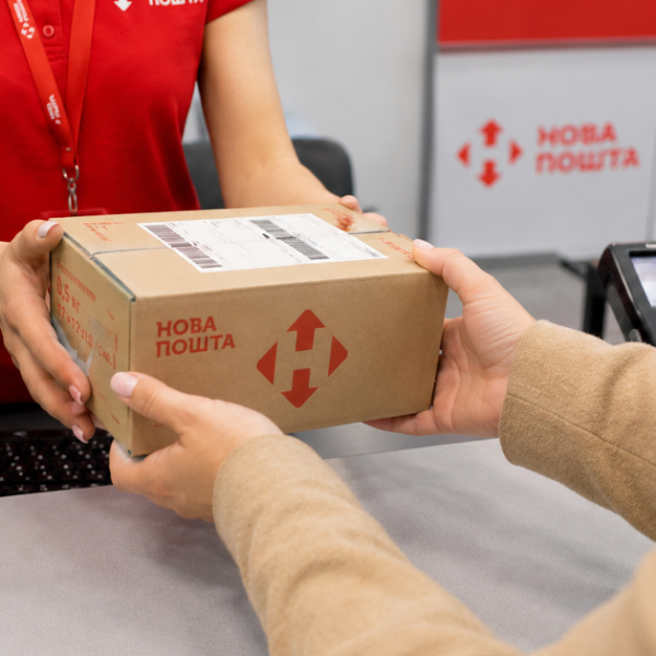 Нова пошта” трансформує свою діяльність після російських атак: куди передислокують компанійські сховища