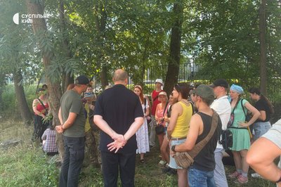 Кияни протестують проти вирубки дерев на Теремках: що кажуть у поліції та КМДА