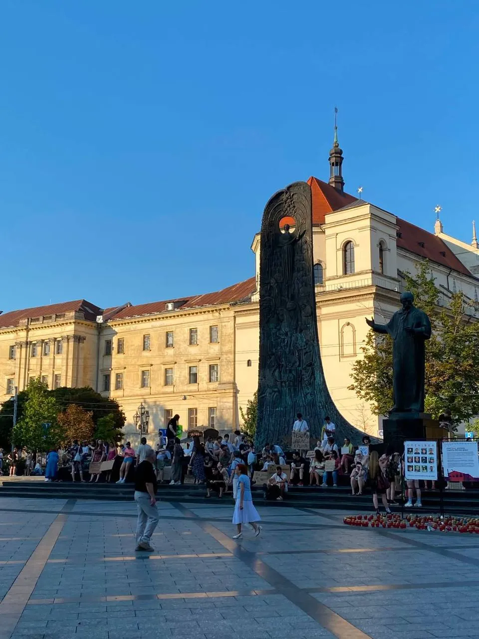 Люди протестують у Львові.