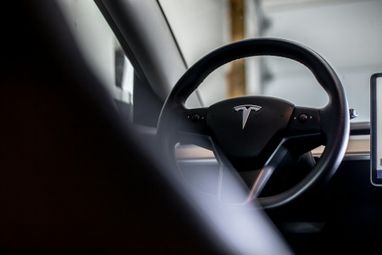 Tesla на вершині списку: які вживані машини віком до п’яти років найпопулярніші в Україні