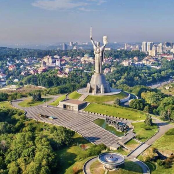 Російський удар завдав шкоди приблизно 20 об’єктам у переважній більшості районів столиці: житлових будинках, освітніх закладах та медичних установах