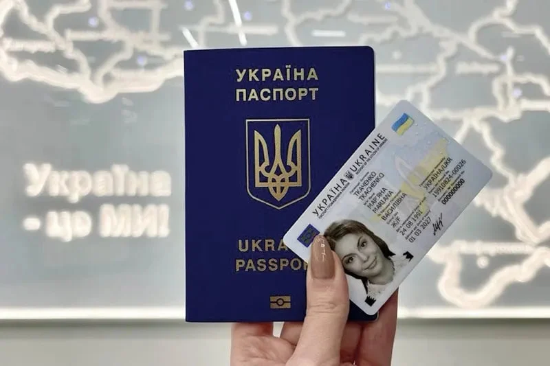 Українцям, які оформлюють ID-картку або закордонний паспорт у центрах ДП «Документ» у Гданську та Кракові, тепер потрібно заздалегідь записуватися в електронну чергу.