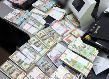 Державне бюро розслідувань виявило мережу незаконних пунктів обміну валют у Києві — подробиці