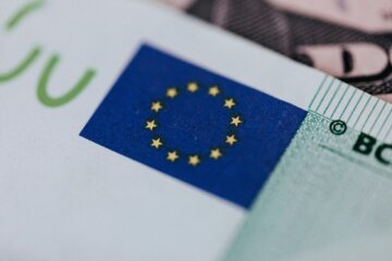 Прапор ЄС і паспорт громадянина України