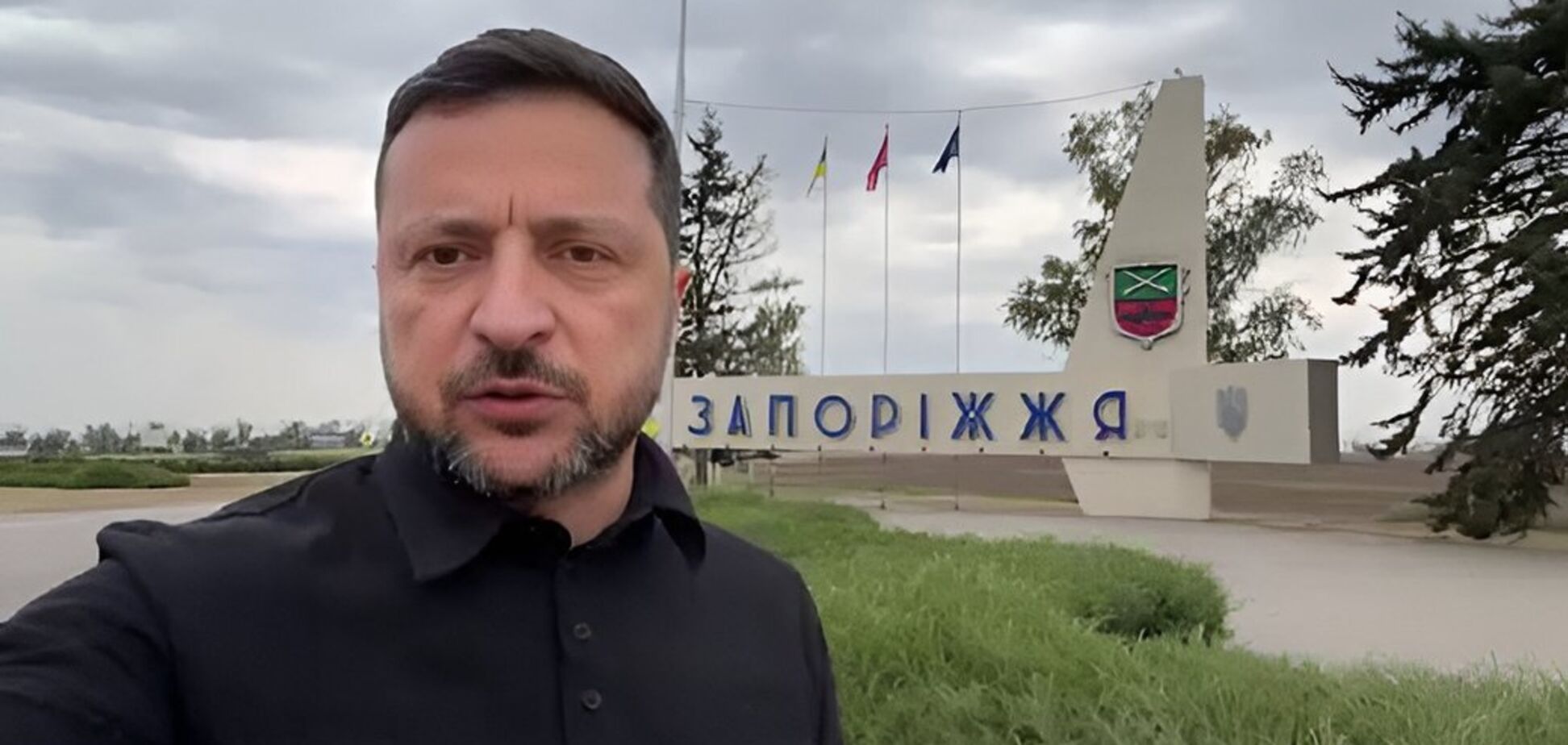 Володимир Зеленський біля в’їзної стели Запоріжжя, 26 серпня 2026 року.