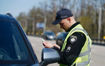 Автомобіль зупинено поліцейськими: водій у салоні