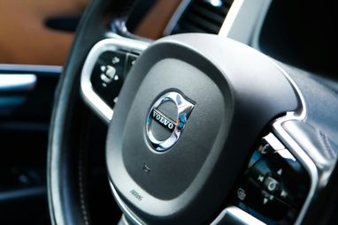 Автомобілі Volvo тепер здатні виявляти небезпеки швидше за водія та сповіщати інші транспортні засоби.