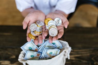 Збереження коштів у традиційних грошах чи криптовалюті: що принесе більше переваг?