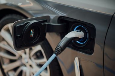 Енергійне водіння прискорює розрядку акумулятора електрокара.
