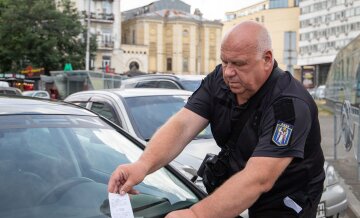 Інспектор виписує штраф за паркування