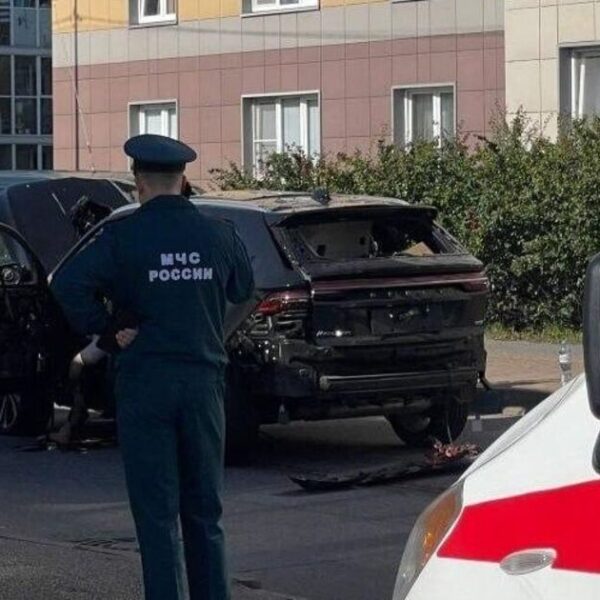 У Петербурзі вибухнуло авто з високопоставленим військовим: він помер одразу. Знімки та відео