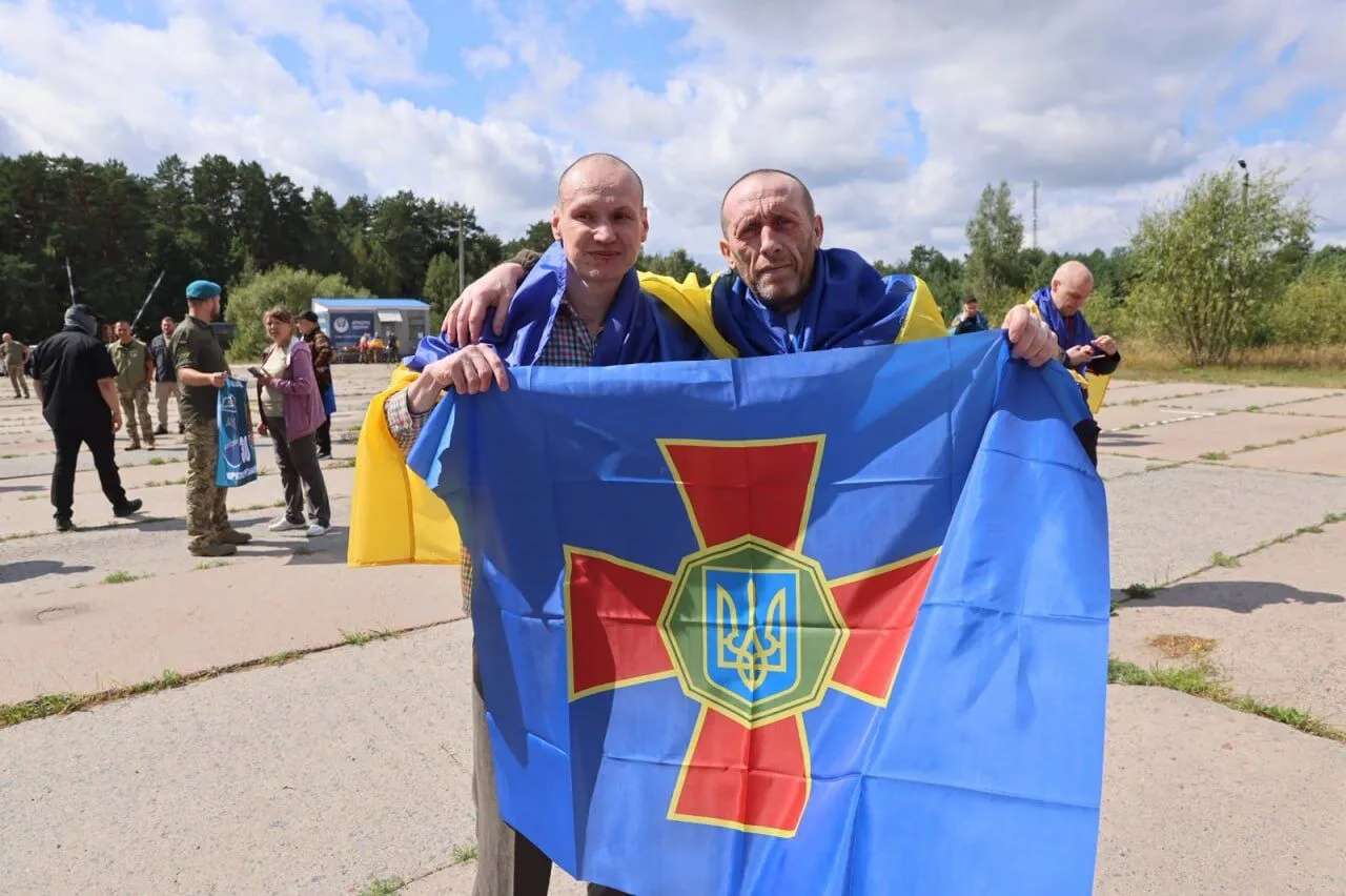 В Україну повернули 5 гвардійців та 6 прикордонників