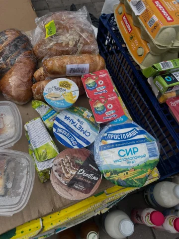 Прострочені молочні продукти біля метро Лівобережна в Києві