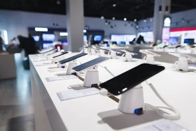 Смартфони зростають у ціні через брак мікросхем пам’яті, ринок прогнозує спад.