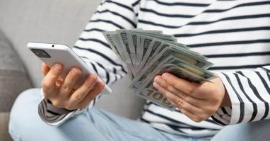 За шість місяців українці та підприємства переказали за кордон понад 50 мільярдів доларів.