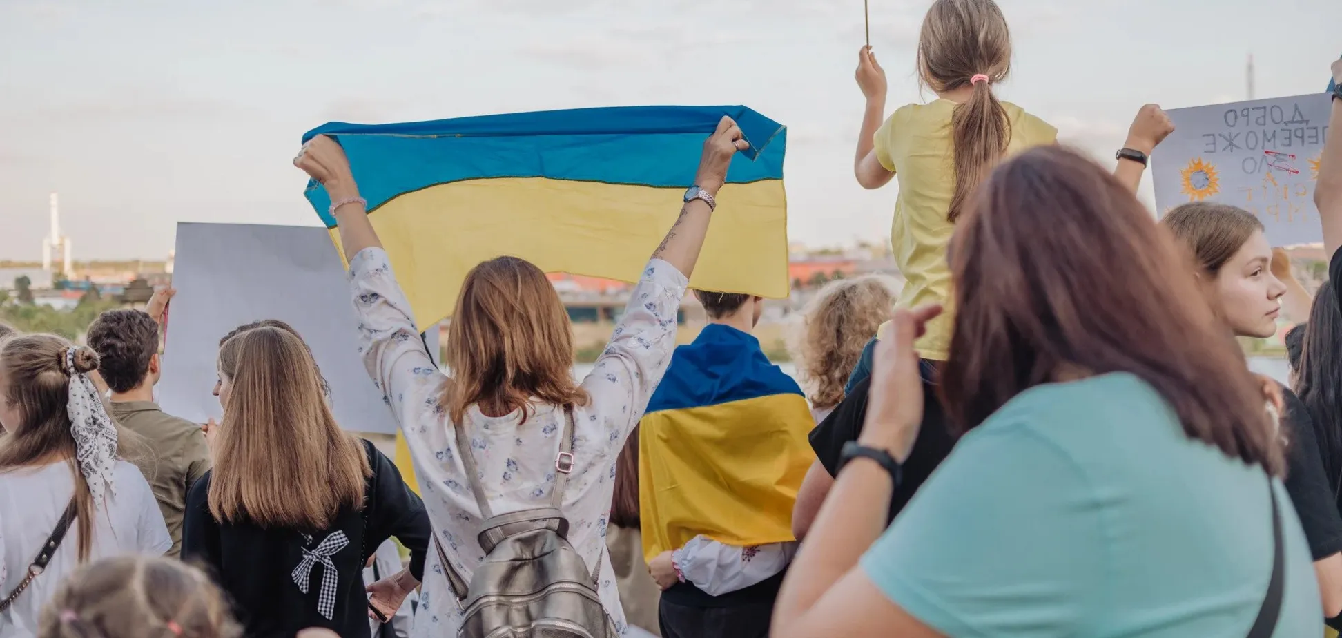 Ілюстрація – дівчина з прапором України